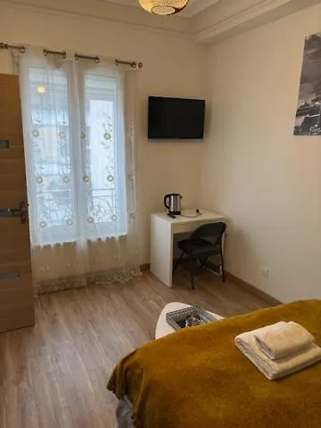Studio Avec Terrasse En Face La Gare D\'Enghien A 15 Minute De Paris Gare Du Nord Et A 10 Mn De Stade De France
